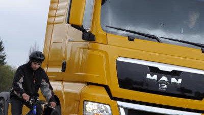 Prozess gegen LKW-Fahrer: Ein Radfahrer steht auf einer LKW-Teststrecke bei München im toten Winkel eines Lastwagens: Eine solche Situation wurde der 26-Jährigen zum Verhängnis.