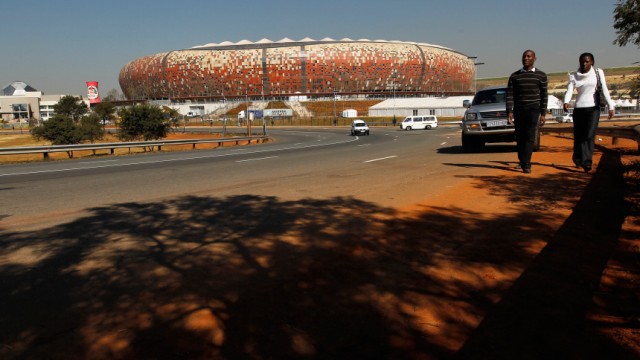 Fußball-WM: Johannesburg: Das Stadion in Johannesburg soll neben der Skyline zum Wahrzeichen der Stadt werden.