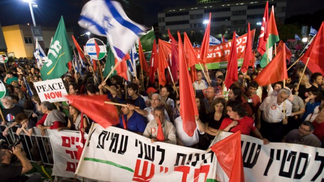 Israel: Abschiebung von Friedensaktivisten: Tausende demonstrieren in Tel Aviv gegen Israels Gaza-Politik.