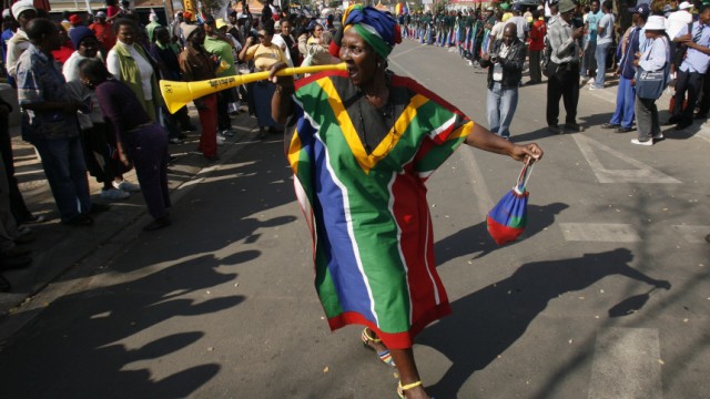Südafrikanische Fußball-Fans in München: Mit der Vuvuzela machen die südafrikanischen Fußball-Fans bei den WM-Spielen Stimmung - demnächst wohl auch in München.