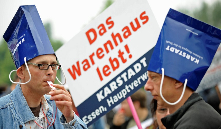 Karstadt-Beschaeftigte demonstrieren fuer Staatshilfe