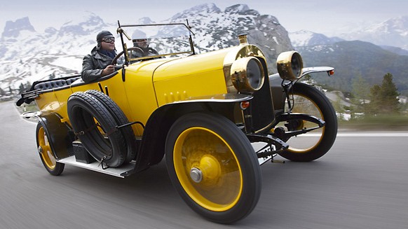 100 Jahre Audi: der "Alpensieger": Auf den Spuren von einst: In den Jahren vor dem Ersten Weltkrieg galten die steilen, noch unbefestigten Alpenpässe als großes Abenteuer für Mensch und Maschine.