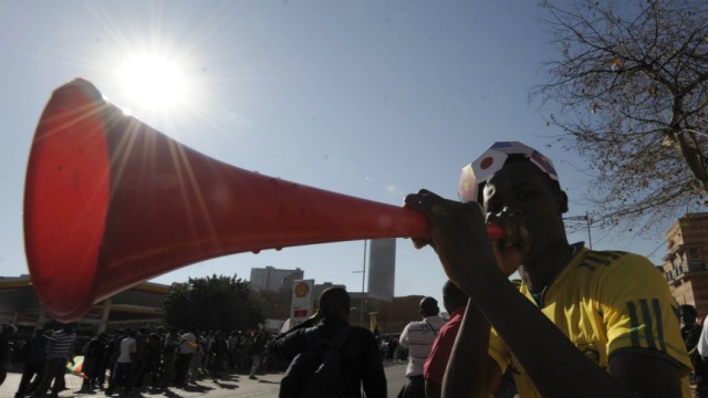 Kolumne: After Eight: Die Vuvuzela ist ein Blasinstrument, das dem Trompeten eines Elefanten ähnelt, ist aber lauter. Auch deutsche Fußballfans entdecken den Krawallmacher nun für sich.