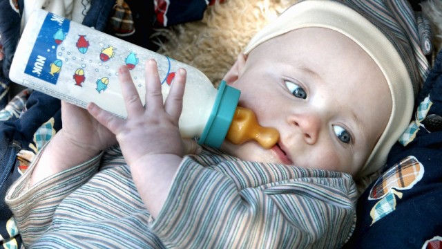 Ratgeber Familie & Gesellschaft: Nuckelflaschen im Dauergebrauch - Babys droht fruehe Form von Karies