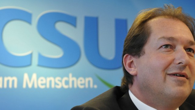 CSU: Debatte um Integration: Fordert "Respekt vor unserer deutschen Sprache": CSU-Generalsekretär Alexander Dobrindt.