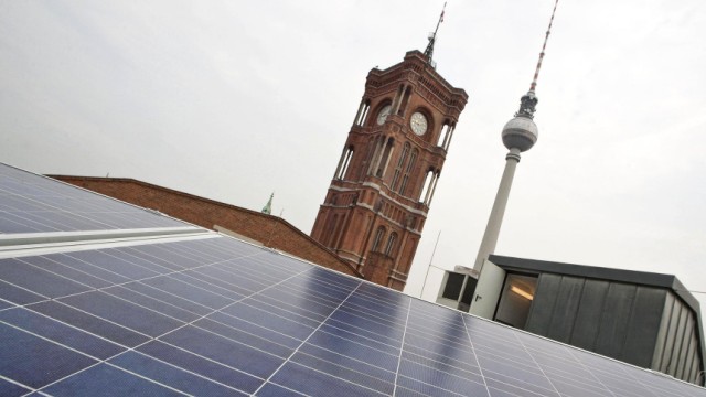Auf dem Roten Rathaus wird kuenftig Sonnenenergie erzeugt