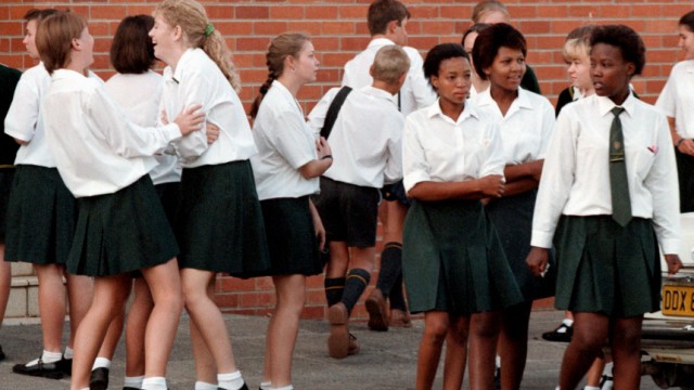 Schwarze und weiße Schülerinnen auf der Vryburg High School, 1998