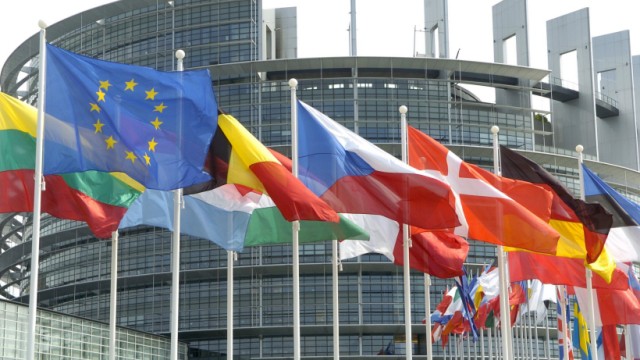 Flaggen vor Europa-Parlament Straßburg