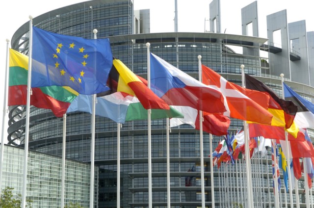Flaggen vor Europa-Parlament Straßburg