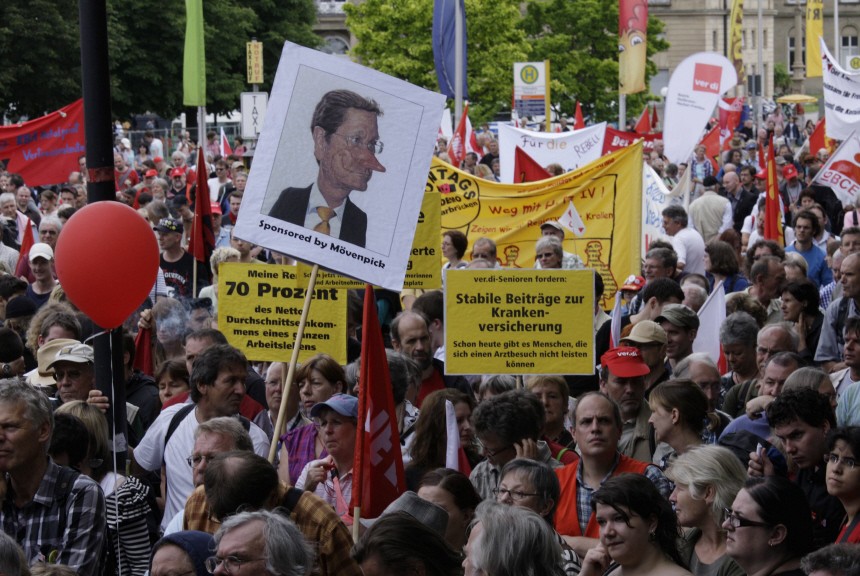 Rund 10.000 Menschen demonstrieren in Stuttgart gegen Sparpaket
