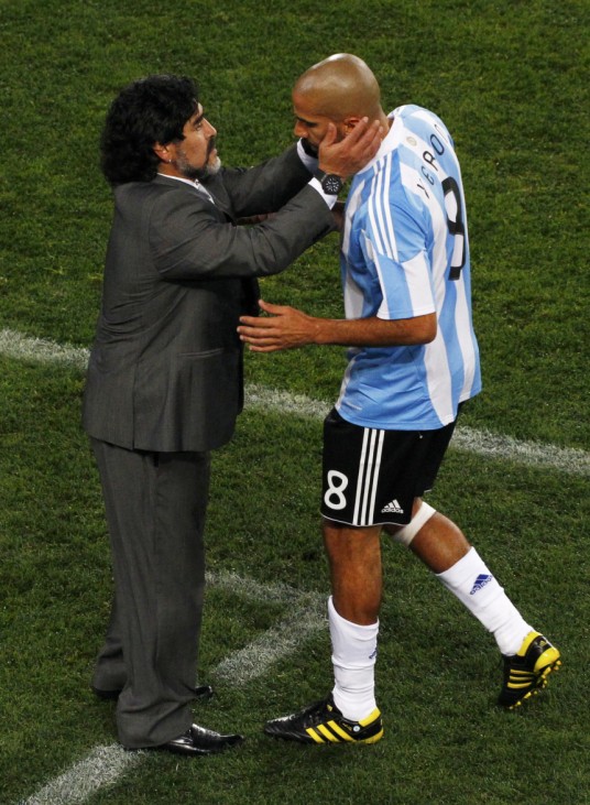 Argentina's coach Maradona speaks to midfielder Veron after substituting him during their 2010 World Cup Group B soccer match against Nigeria at Ellis Park stadium in Johannesburg