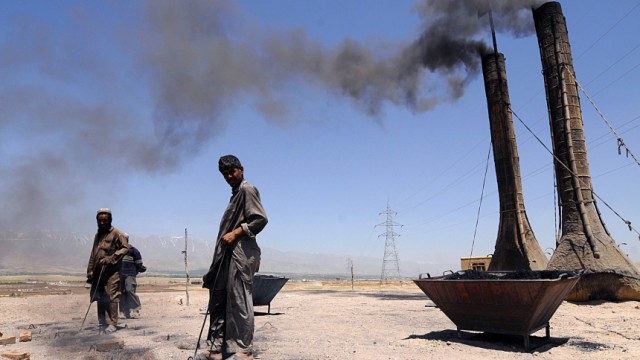 Afghanistan: Die USA finden in Afghanistan riesige Mineralvorkommen. Das könnte die Wirtschaft des verarmten Landes - hier eine Ziegelei bei Kabul - vollkommen verändern.