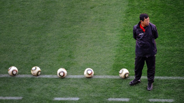 WM 2010: Nordkorea: Fünf Bälle und ein Trainer: Nordkoreas Kim Jong-Hun.