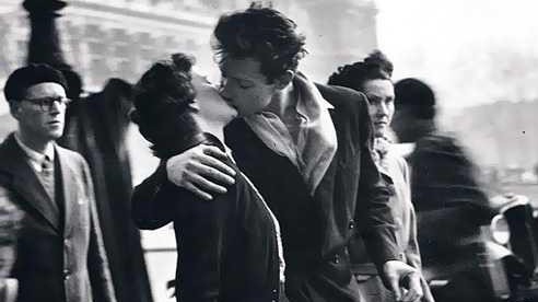 John Glassco in Paris: Das Foto des küssenden Pärchens von Robert Doisneau prägte wie kein anderes das Bild von Paris als Stadt der Liebe. Auch John Glassco erlebte hier seine ersten Amouren.
