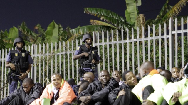 WM 2010: Streiks in Südafrika: Sitzstreik vor dem Moses-Mabhida-Stadion in Durban nach dem Spiel Deutschland gegen Australien.