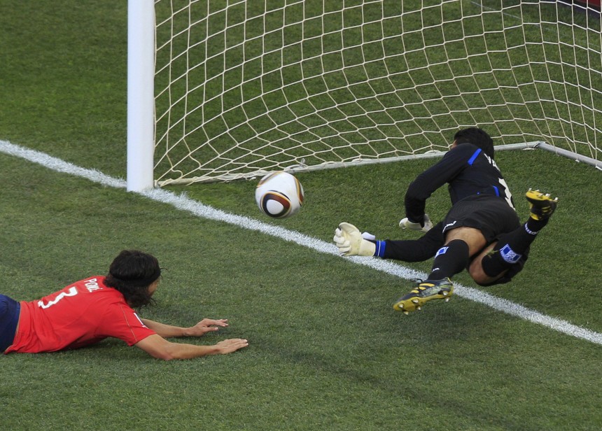 Honduras' Goalkeeper Noel Valladares makes a save from the attack of Chile's Waldo Ponce during their 2010 World Cup Group H match at Mbombela stadium in Nelspruit