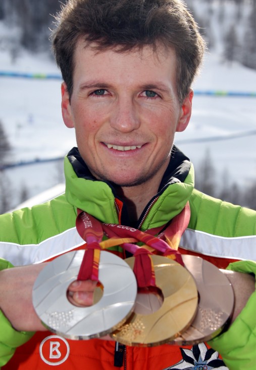 Olympia Turin - Olympiasieger Georg Hettich mit seinen Medaillen