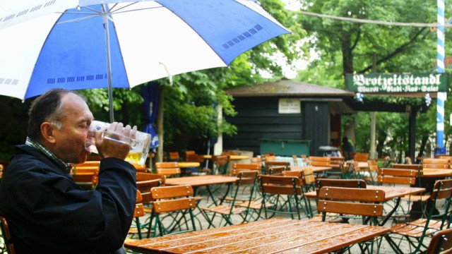 Bayern tranken 2005 wegen Regen und Kaelte weniger Bier