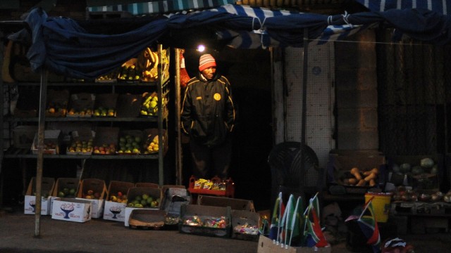 WM 2010: Südafrika: Ein Verkäufer in einem Township in Pretoria wartet auf Kunden - die nicht kommen.