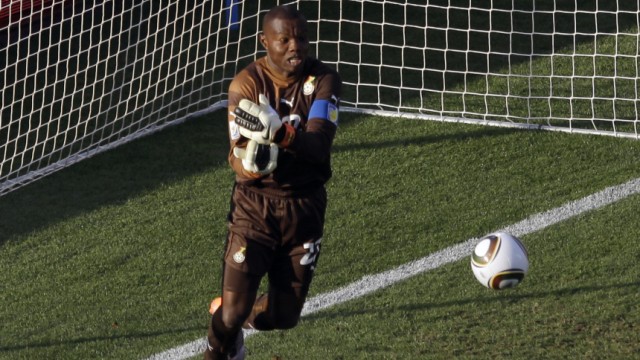 Fußball-WM: Australien - Ghana: Richard Kingson lässt einen Freistoß nur abprallen - 1:0 für Australien.
