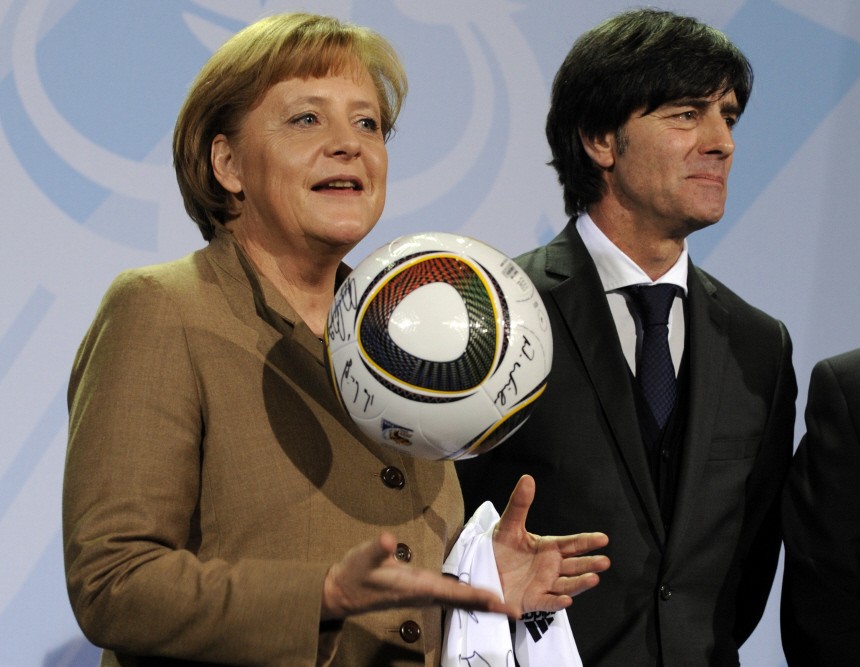 DFB-Vertreter überreichen Merkel signiertes WM-Trikot