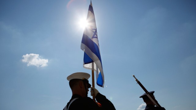 Gates Welcomes Israeli Defense Minister To Pentagon