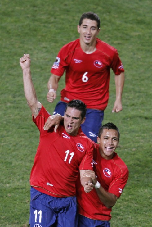 Chile's Gonzalez celebrates his goal with team mates Carmona and Sanchez during the 2010 World Cup Group H match against Switzerland in Port Elizabeth