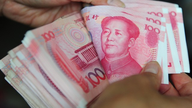 China: China lässt zu, dass die Währung leicht aufwertet. Das bedeutet: Chinas Waren werden für das Ausland teurer - die Importe aus China nehmen ab.