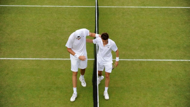 Tennis: Rekordspiel in Wimbledon: Erschöpfte Rekordspieler: John Isner (links) und Nicolas Mahut schleichen nach ihrem epischen Match vom Platz.