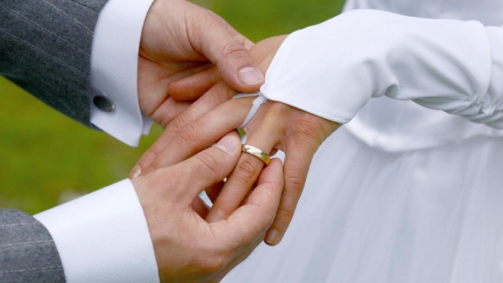 Zwangsheirat: Ein Paar bei der Ringzeremonie - doch was ist, wenn die Braut die Hochzeit und den Ring gar nicht will?