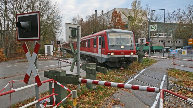 S-Bahn A: Bahnübergang Arnbach: Die CSU-Fraktion im Schwabhausener Gemeinderat hat offenbar Bedenken, den zweiten Bahnübergang der Linie A in Arnbach wie geplant schließen zu lassen. Das Bild zeigt einen Bahnübergang der Linie A in Dachau.