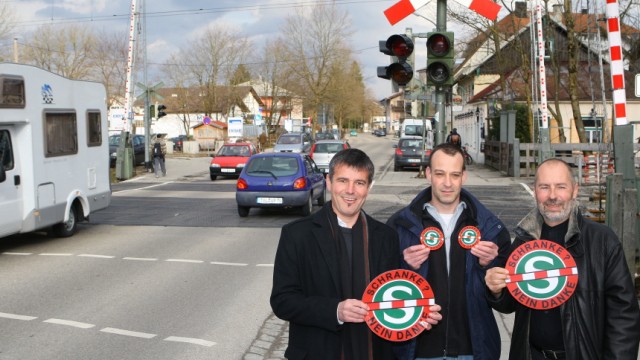 Wolfratshausen: S7: Schranke nein danke - eine Aktion von Alfred Fraas, Markus Feigl, Jürgen Brönner (von rechts).