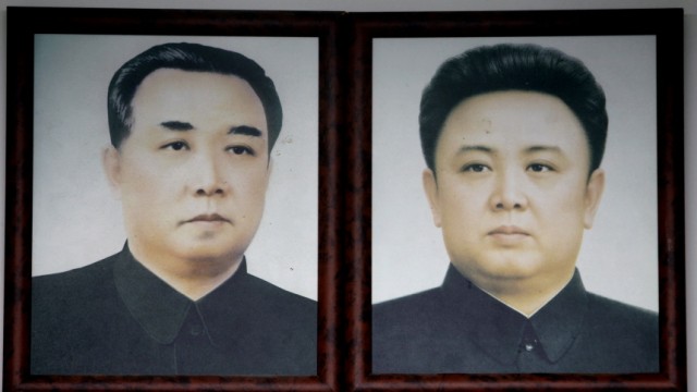 Machtwechsel in Nordkorea: Die offiziellen Portraits von Kim Jong Il (rechts) und seinem Vater Kim Il Sung. Bald könnte das Bildnis des jüngsten Sprosses der Familie die Galerie ergänzen.