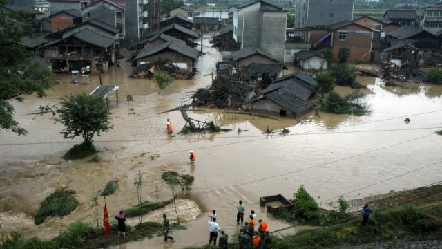 Erdrutsch in China: Viele Teile Südchinas - wie hier ein Dorf in der Provinz Jiangxi - sind seit Wochen von Überschwemmungen betroffen. Nun sind weiter westlich in der Provinz Guizhou 150 Menschen von einem Erdrutsch verschüttet worden.