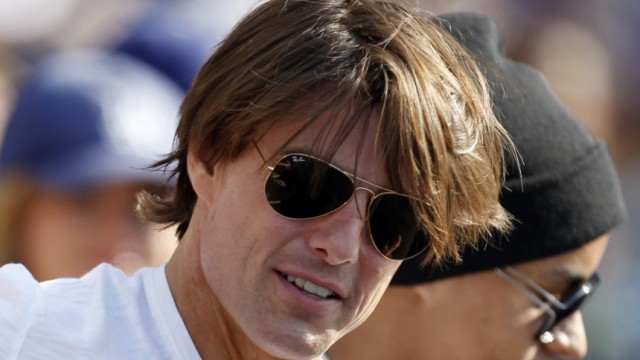Suri Cruise: Hat Suri diese Sonnenbrille ausgesucht? Tom Cruise bei einem Baseball-Spiel in Los Angeles.