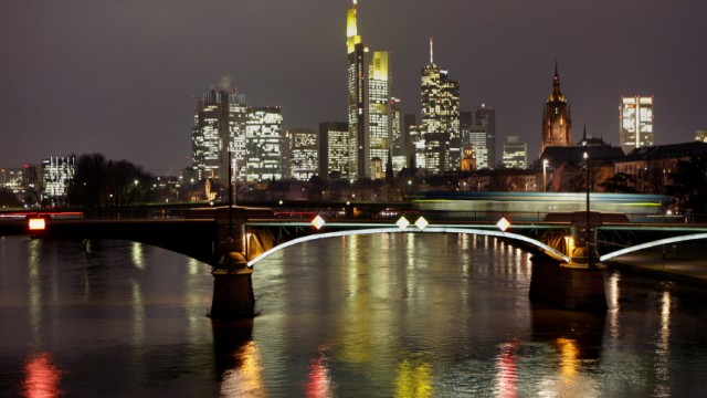 Zu viel Licht für die Natur: Wenn die Sonne in Frankfurt untergeht, wird es nicht richtig dunkel. Während Stadtmenschen die Lichterflut mit urbanem Lebensgefühl verbinden, sehen Naturschützer im Kunstlicht ein ernstes Problem.