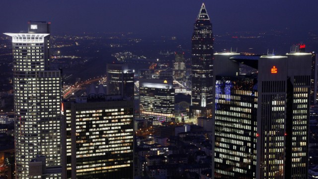 EU: Bonusregeln für Banker: Die EU hat jetzt klare Regeln für die Vergütung von Bankmanagern definiert. Das Foto zeigt die Bankenskyline von Frankfurt am Main.