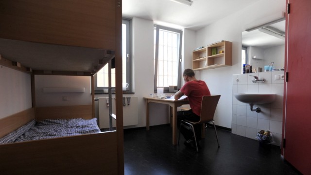 Justizvollzugsanstalt Stadelheim: Ein Gefangener in seiner Arrestzelle in Stadelheim: "Die Handys sind ein Problem, das Rauschgift haben wir im Griff", sagt Direktor Michael Stumpf.