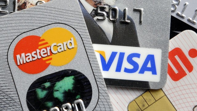 Finanztest: Kostenloses Girokonto: Mit kostenlosen Konten werben viele Banken, aber oft werden für Kreditkarten extra Gebühren fällig.