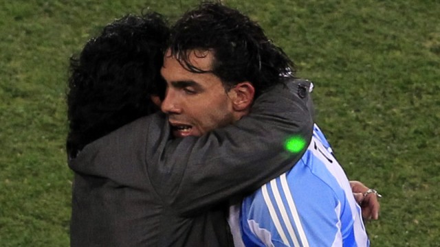 Fußball-WM: Diego Maradona: Der Spielerversteher: Diego Maradona umarmt Tevez. Der Spieler beschwerte sich nach seiner Auswechslung kurz, um sich sogleich zu entschuldigen.