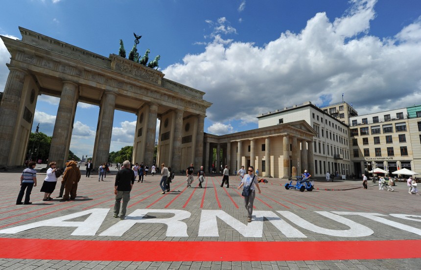 'Armutsgrenze' vor dem Brandenburger Tor
