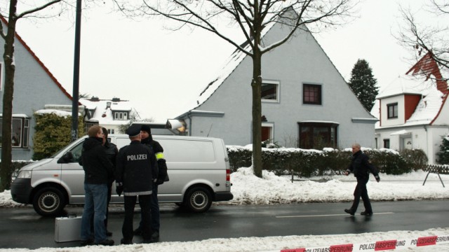 Prozess zum Doppelmord in Bremen: Polizisten ermitteln im Januar in Bremen am Tatort.