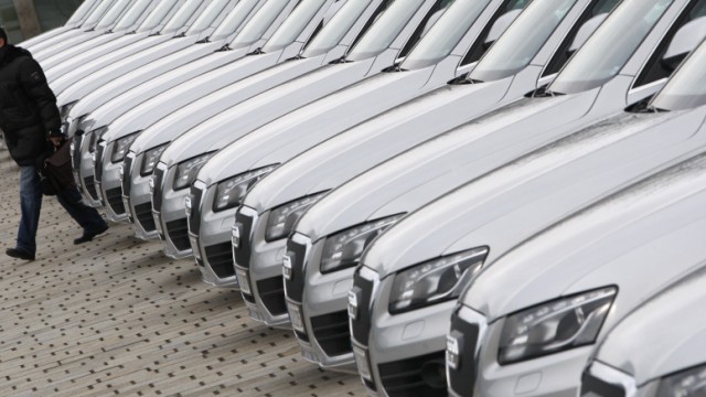 Betrug beim Autokauf: Ein 36 Jahre alter Mann hat sich mit gefälschten Dokumenten einen Geländewagen das Symbolfoto zeigt einen Audi-Händler in Ingolstadt) ergaunert.