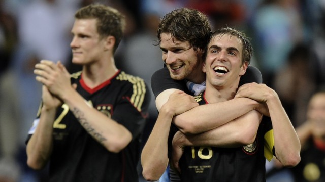 WM 2010: Nationalmannschaft: Nun wartet Spanien im Halbfinale (v. li. n. re.): Marcell Jansen, Philipp Lahm und Arne Friedrich feiern den 4:0-Sieg der deutschen Nationalmannschaft gegen Argentinien.
