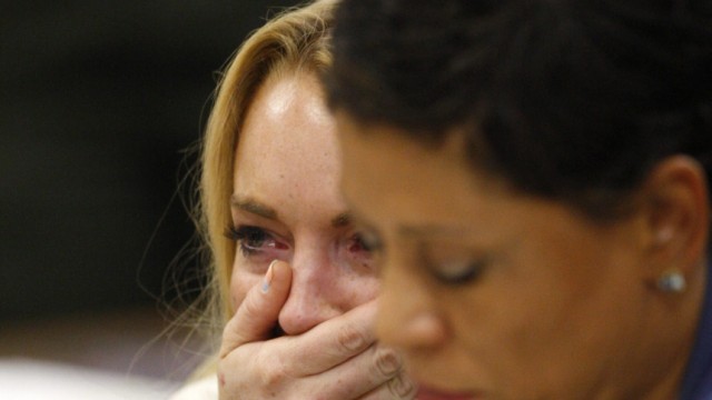Tränenausbruch vor Gericht: Fassungslosigkeit bei Lindsay Lohan, hier neben ihrer Anwältin Shawn Chapman Holley: "Das ist meine Karriere und alles, wofür ich mein Leben lang gearbeitet habe", sagte die Schauspielerin unter Tränen, nachdem die Richterin ihr Urteil gesprochen hatte.