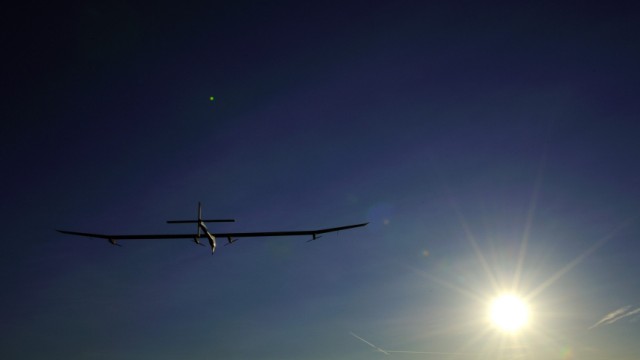 "Solar Impulse" gestartet: Abgehoben: Am Mittwochmorgen um 06.51 Uhr ist die "Solar Impulse" zum ersten Nachtflug eines Solarflugzeugs gestartet.
