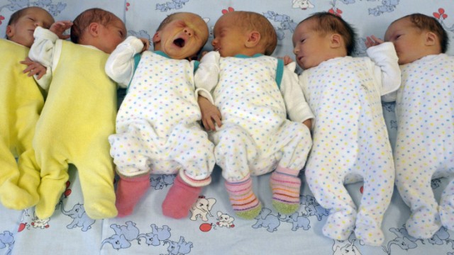 Drei neugeborene Zwillingspaare Baby Bevölkerungsentwicklung