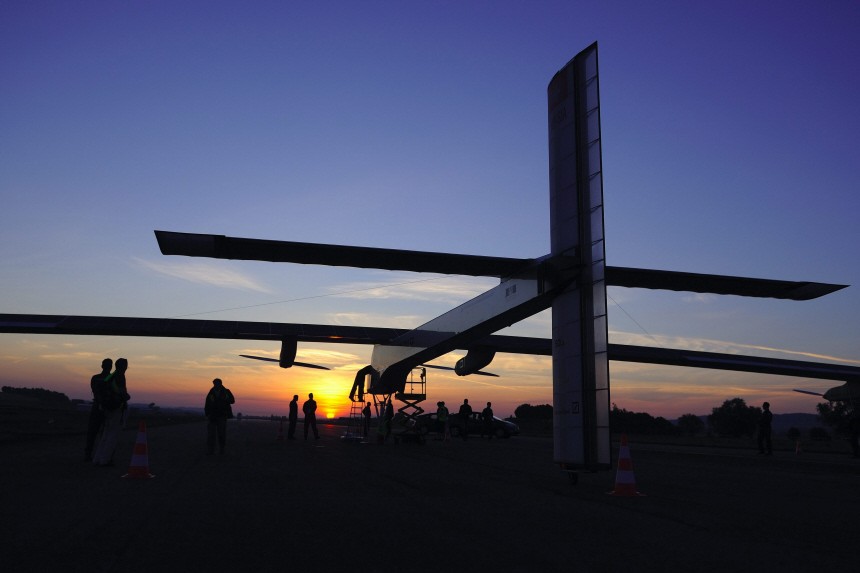Solarflugzeug zum ersten Nachtflug abgehoben