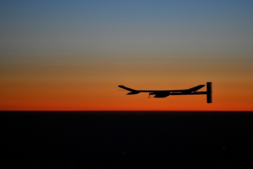 Solarflugzeug beim ersten Nachtflug