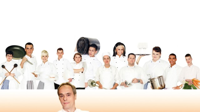 RTL: Rach als Restauranttester: v.li.: Jennifer, Can, Jasmina, Jonny, Paul, Nourddine, Angelika, Nina, Tim, Collin und Marco. (vorne Christian Rach)